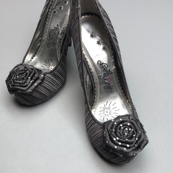 LIKE NEW NAUGHTY MONKEY PLATINUM FABRIC SZ US9 4.5” HEELS ⭐️ - Picture 2 of 10